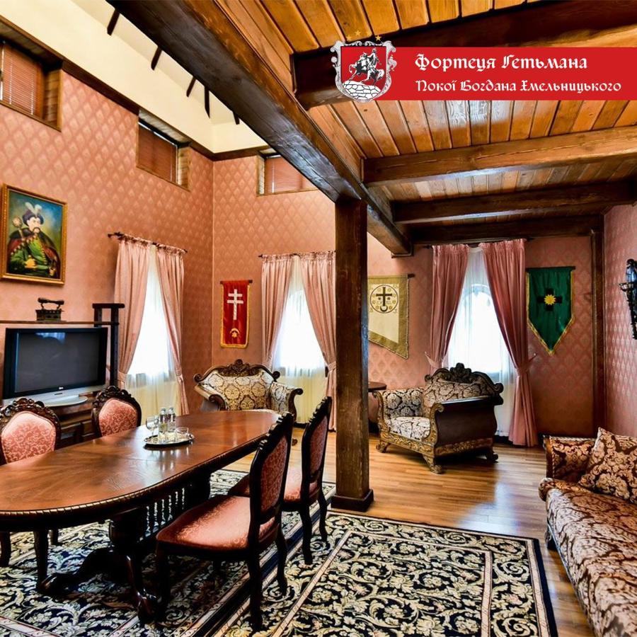 Hotel Fortetsya Hetmana Hatne Bagian luar foto