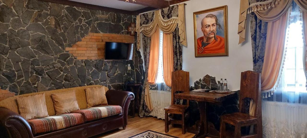 Hotel Fortetsya Hetmana Hatne Bagian luar foto