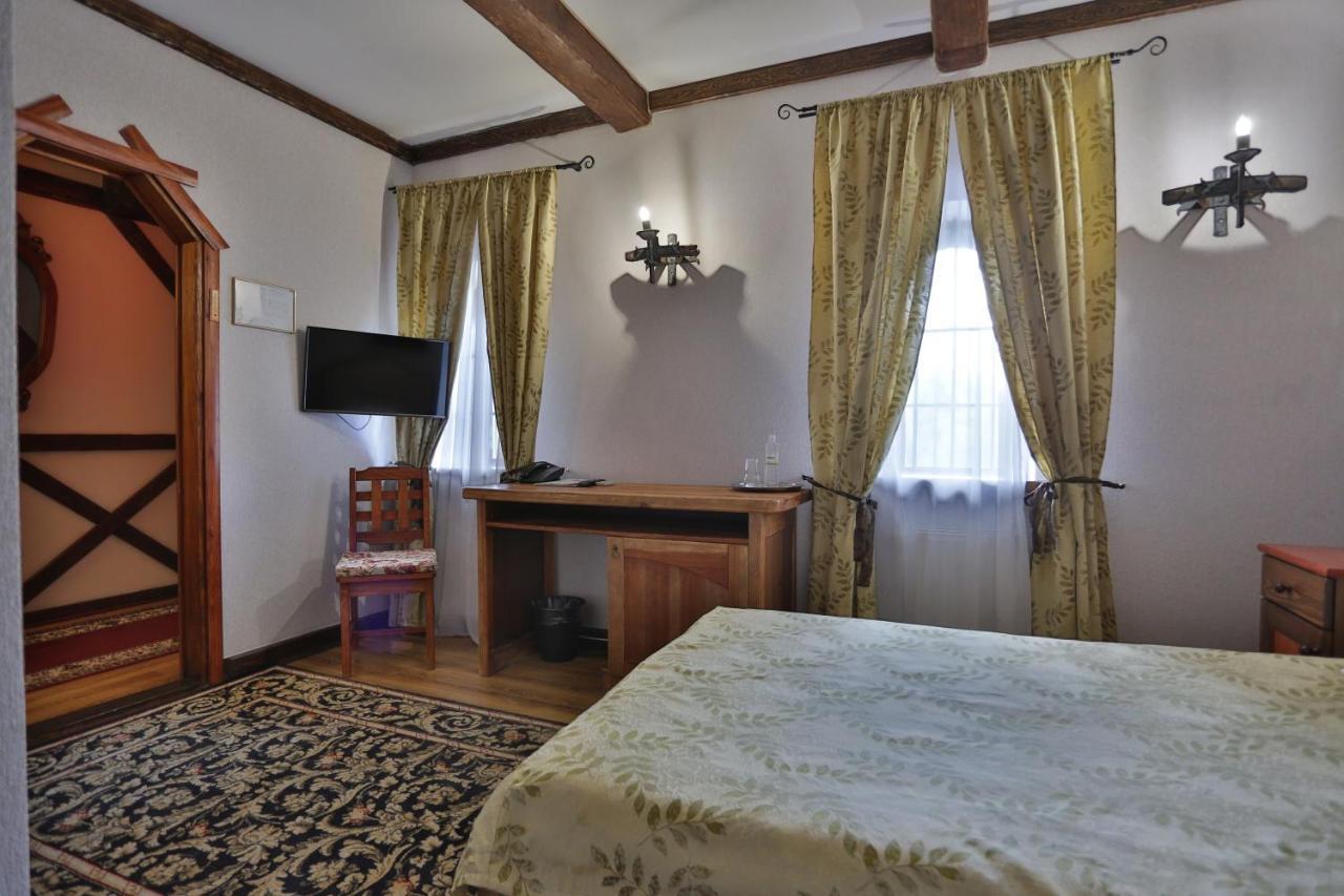 Hotel Fortetsya Hetmana Hatne Bagian luar foto