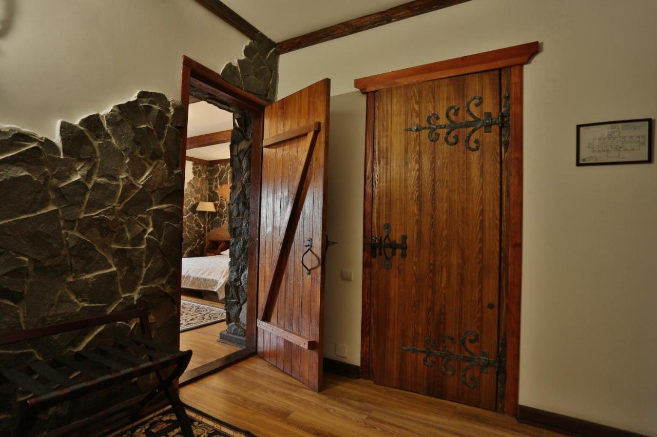Hotel Fortetsya Hetmana Hatne Bagian luar foto