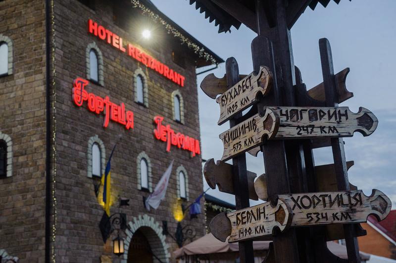 Hotel Fortetsya Hetmana Hatne Bagian luar foto